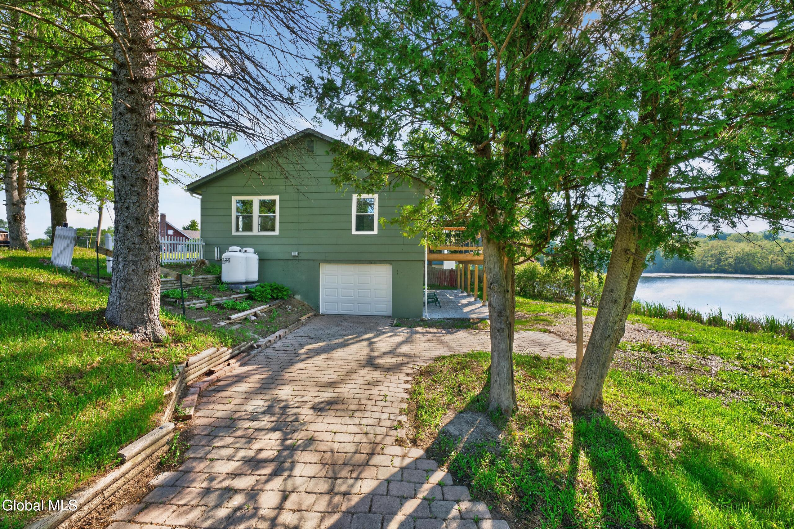 Image 3: Yard 17