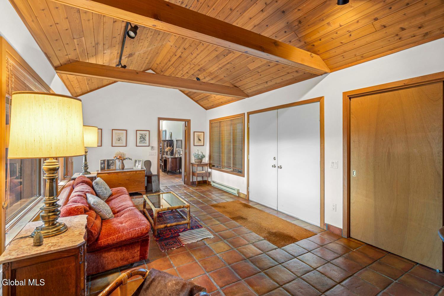 Image 4: Foyer