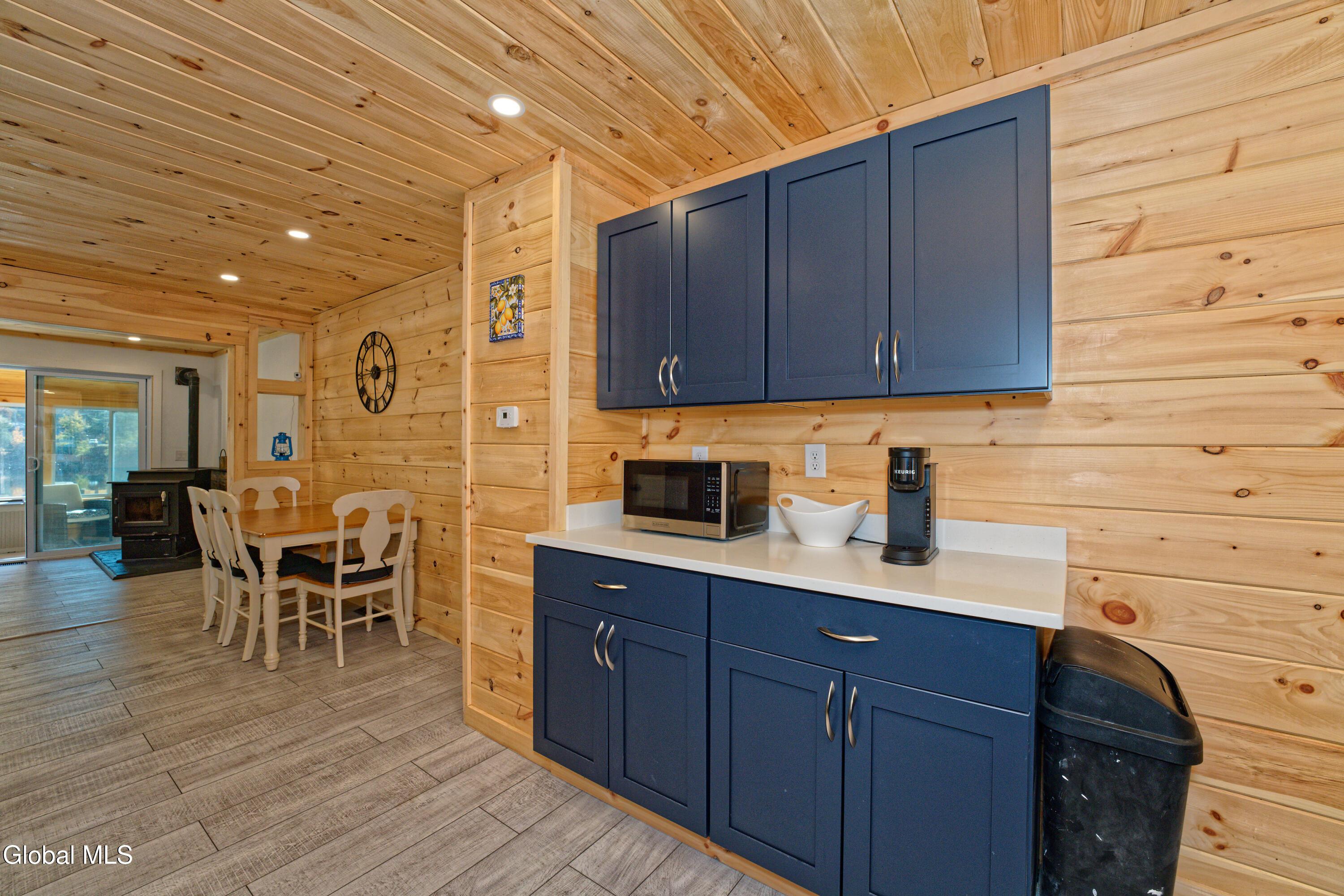 Image 4: 2 Kitchen 1
