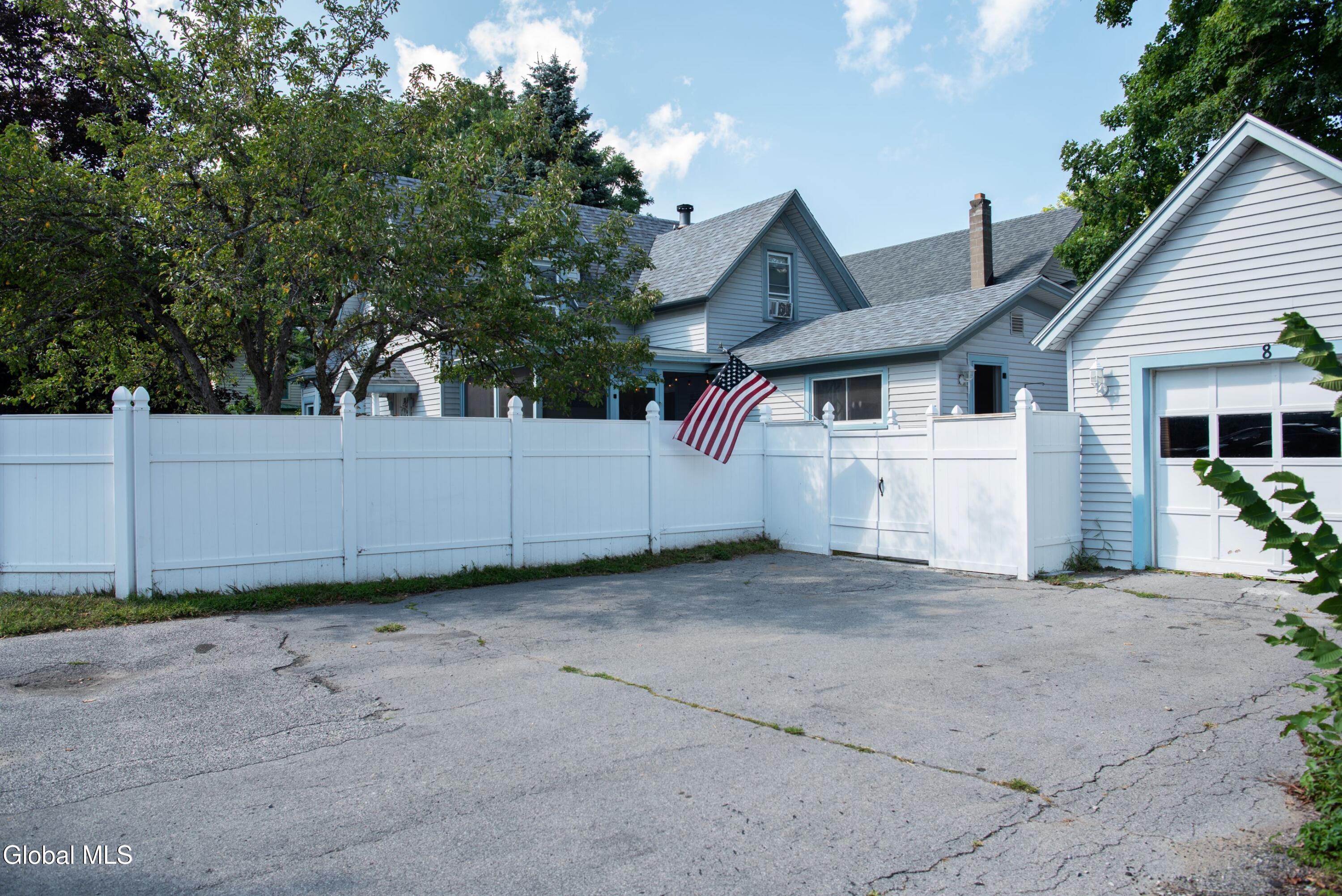 Image 3: 8 Stewart - House