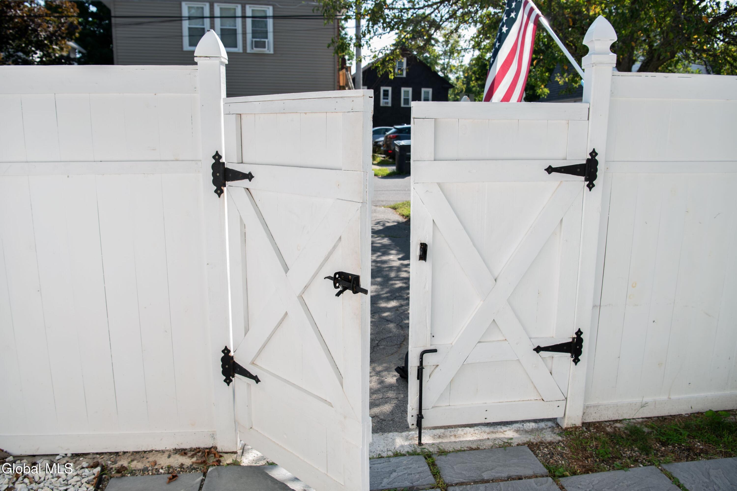 Image 4: 8 Stewart - Gate