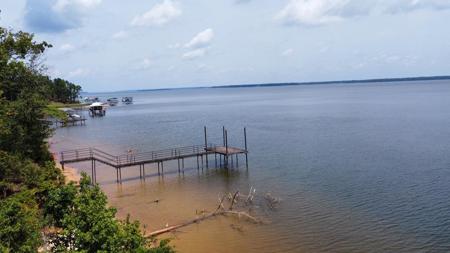 588 Lakeshore Dr.