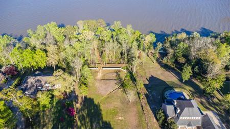 233 Robert E. Lee Way