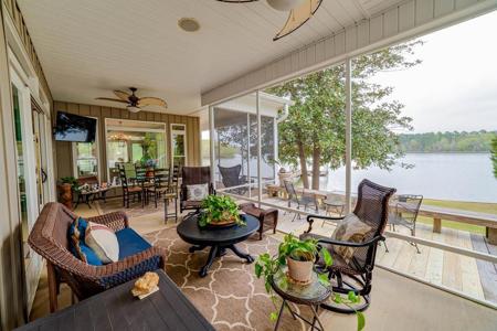 376 Lakeview Dr
