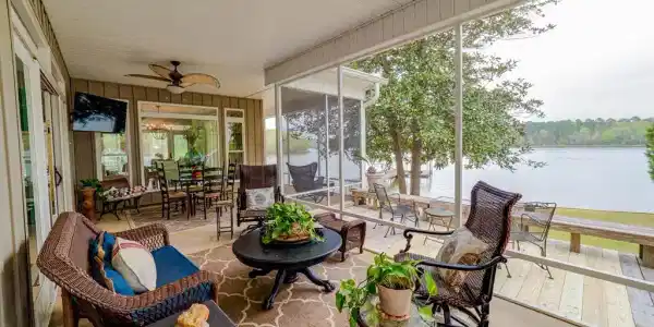 376 Lakeview Dr