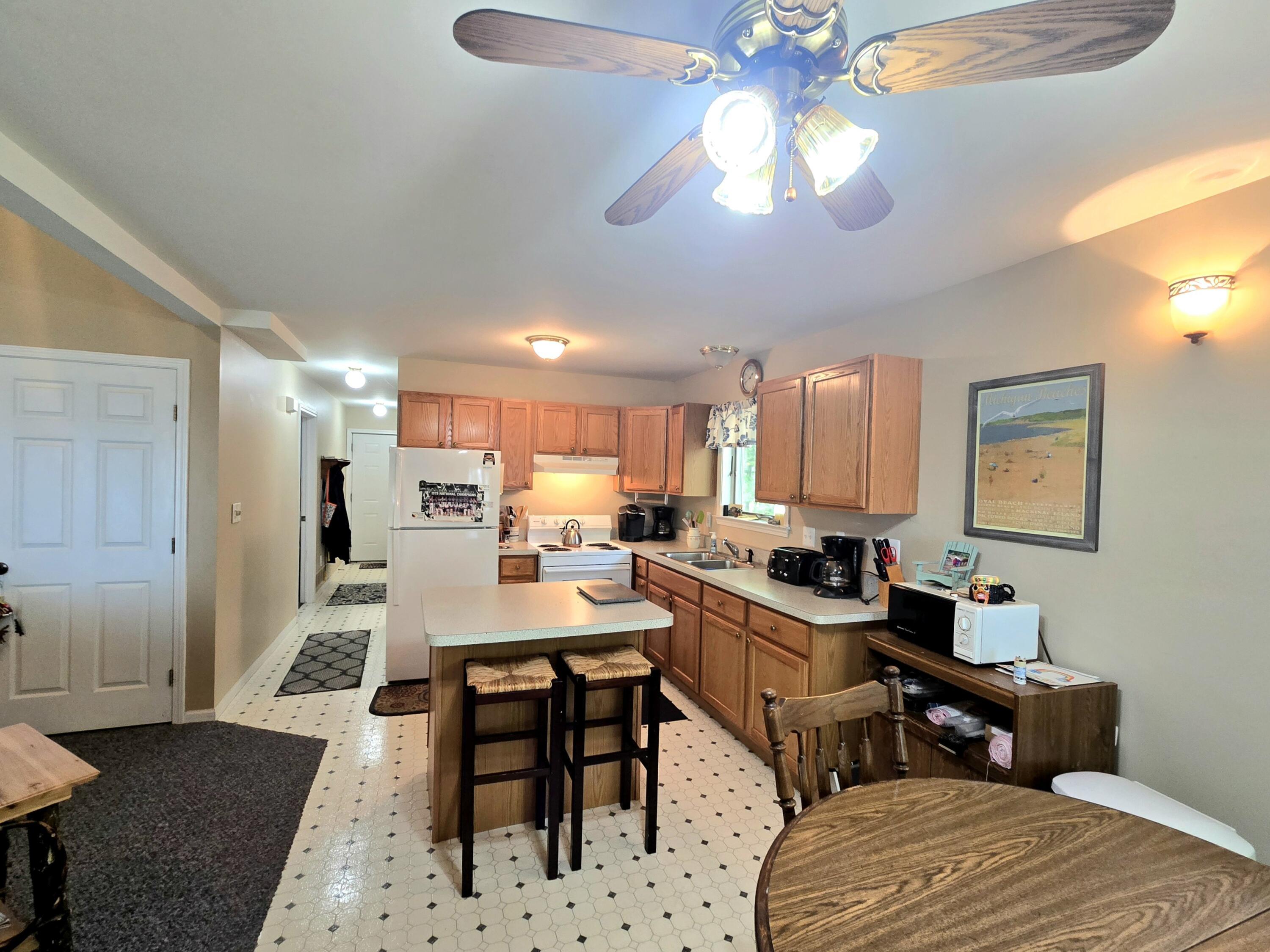 Image 4: KITCHEN