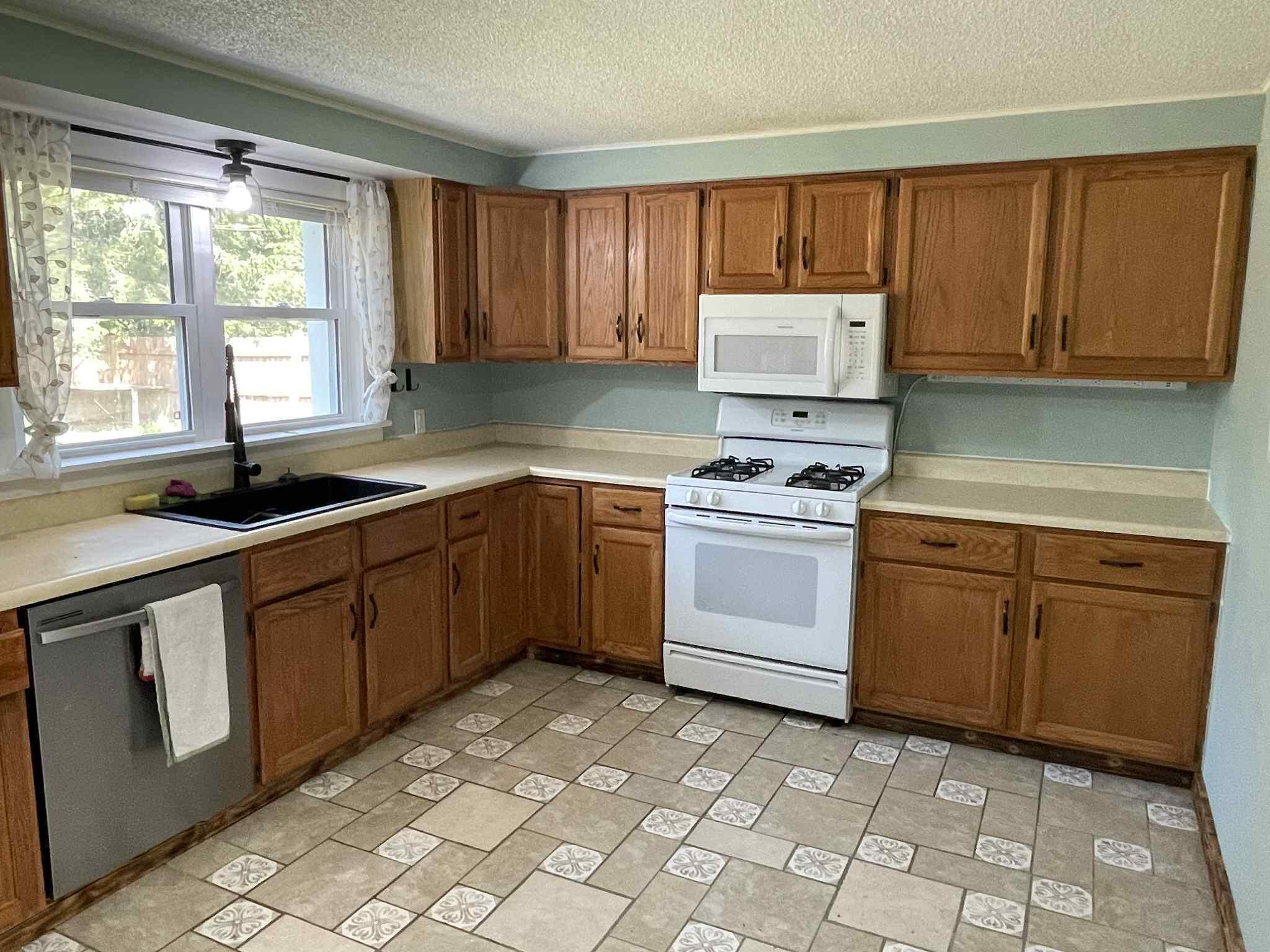 Image 3: Kitchen