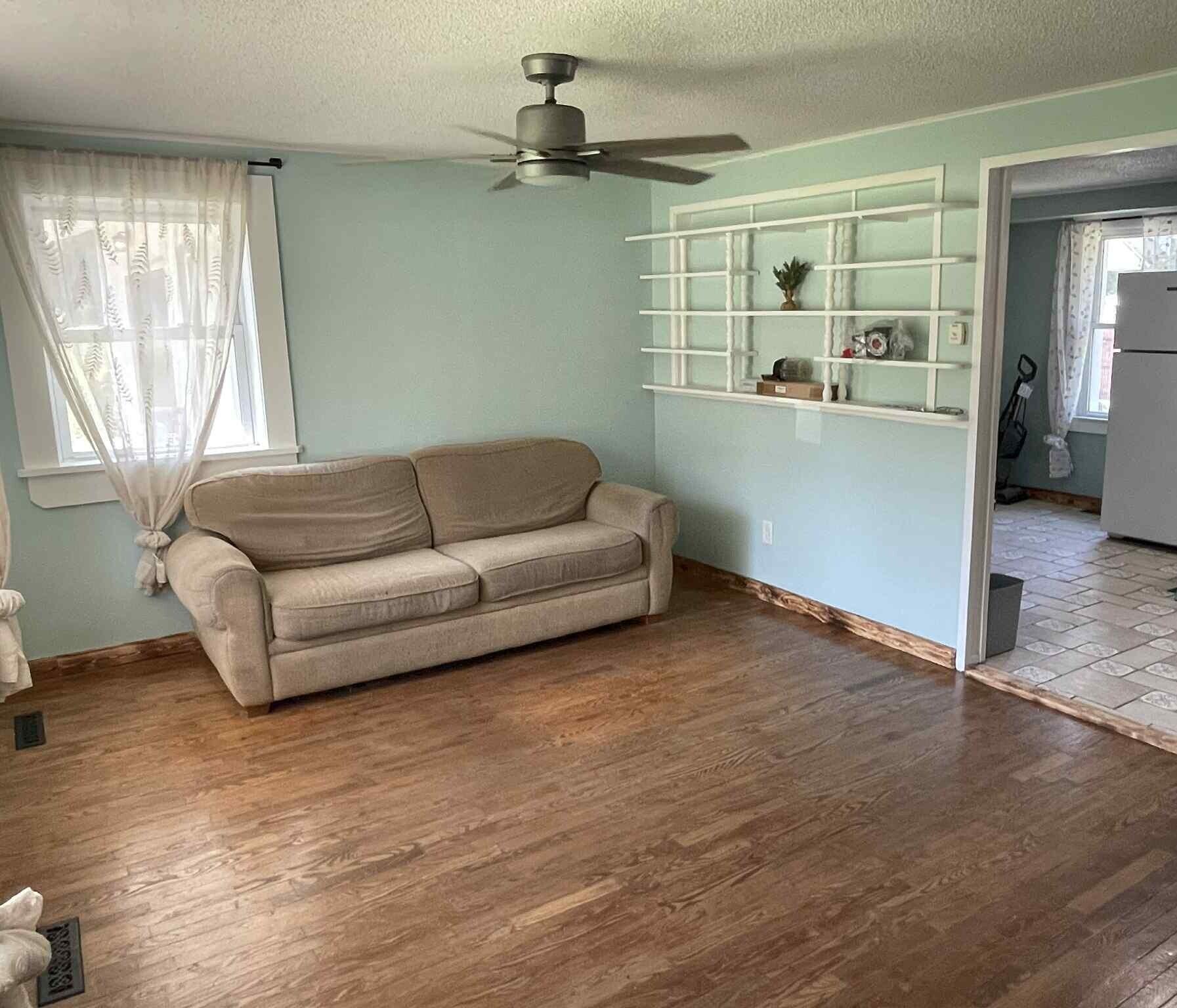 Image 4: Living Room