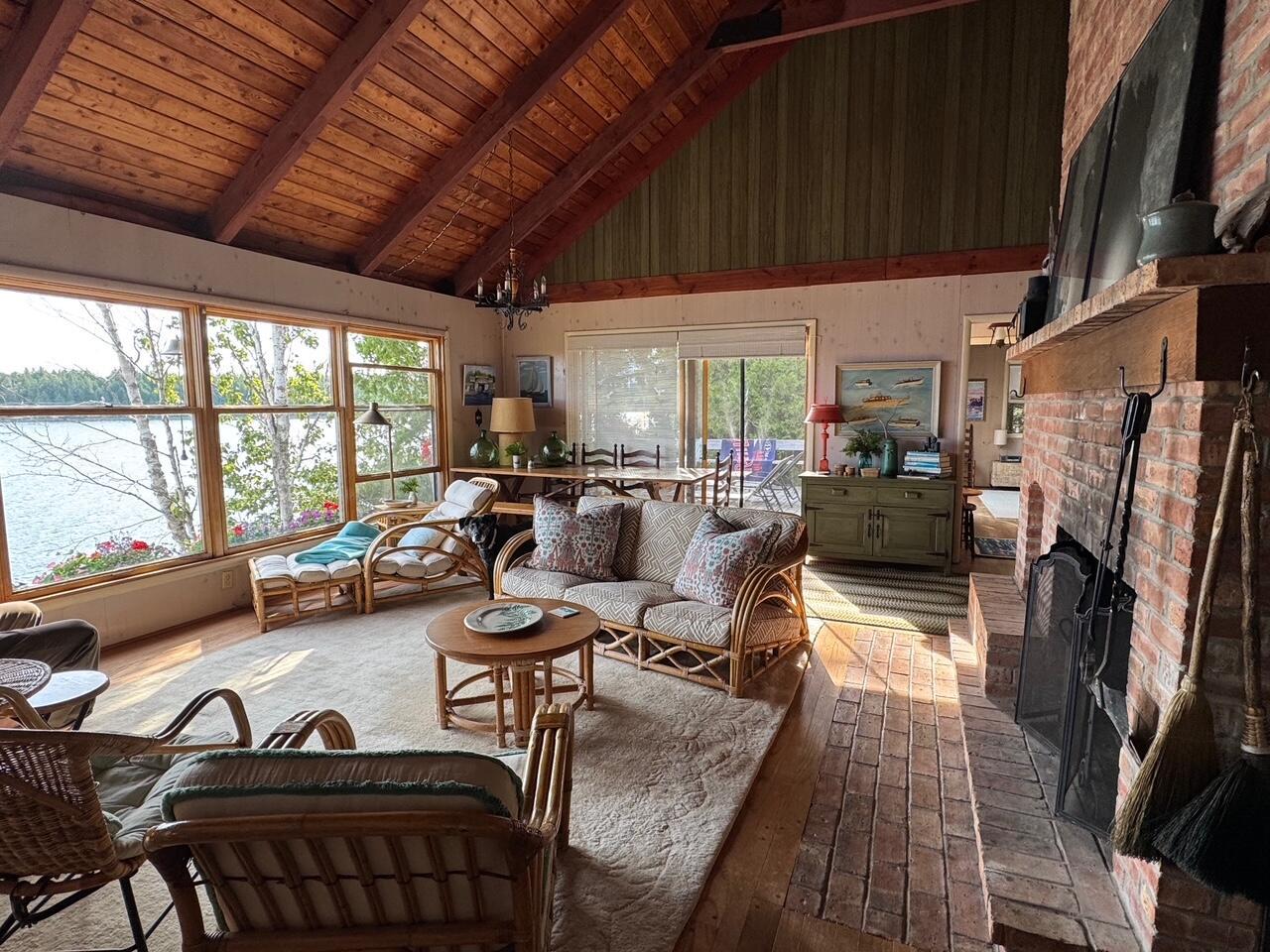 Image 3: Living Room