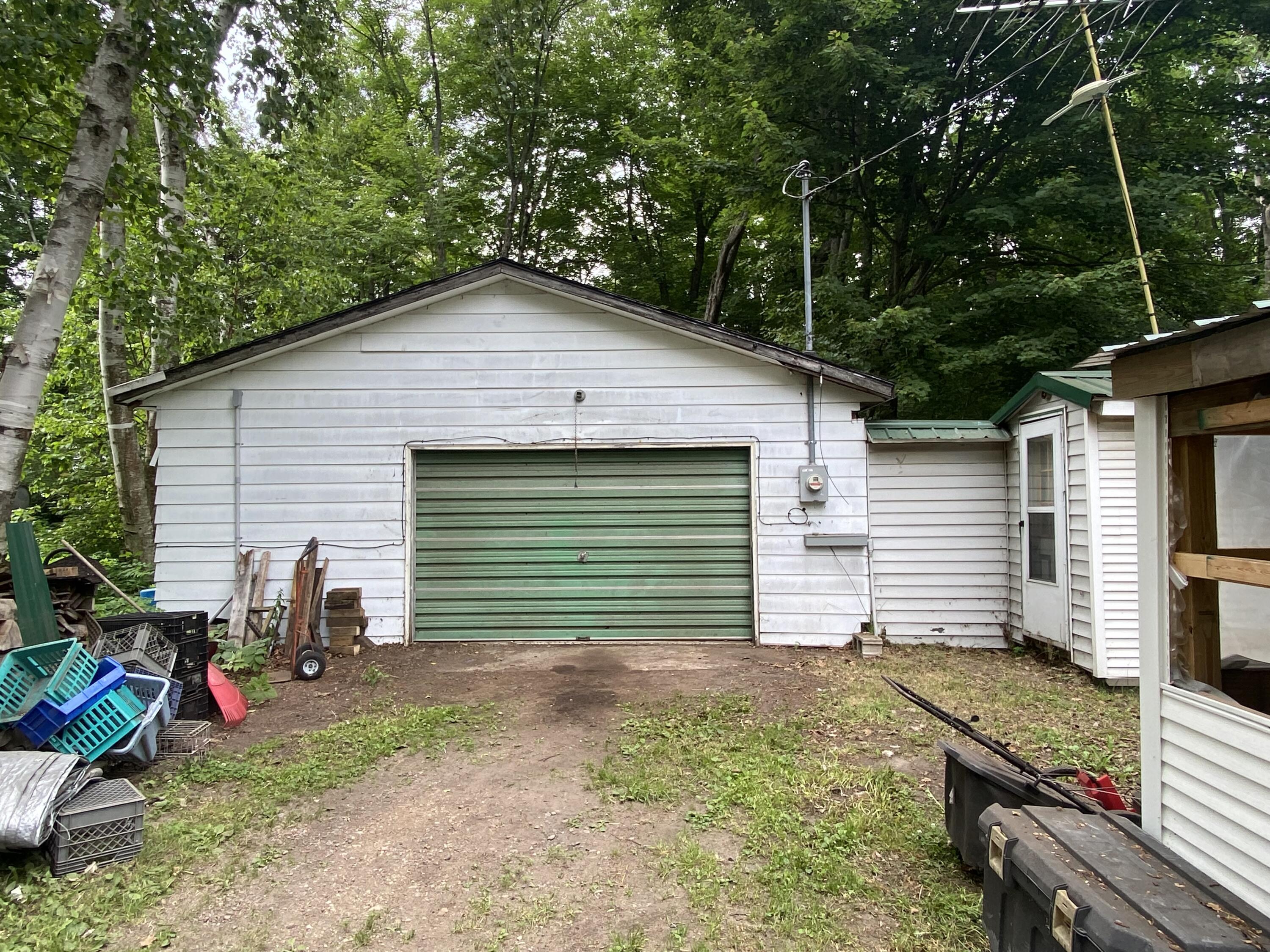 Image 4: garage