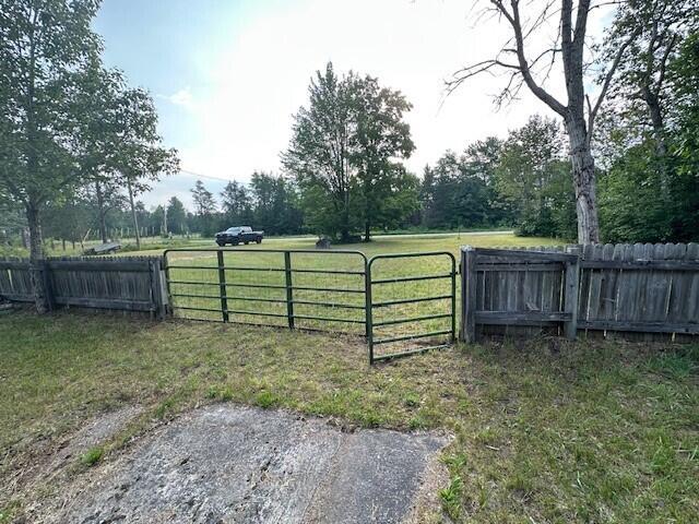 Image 4: Yard (1)