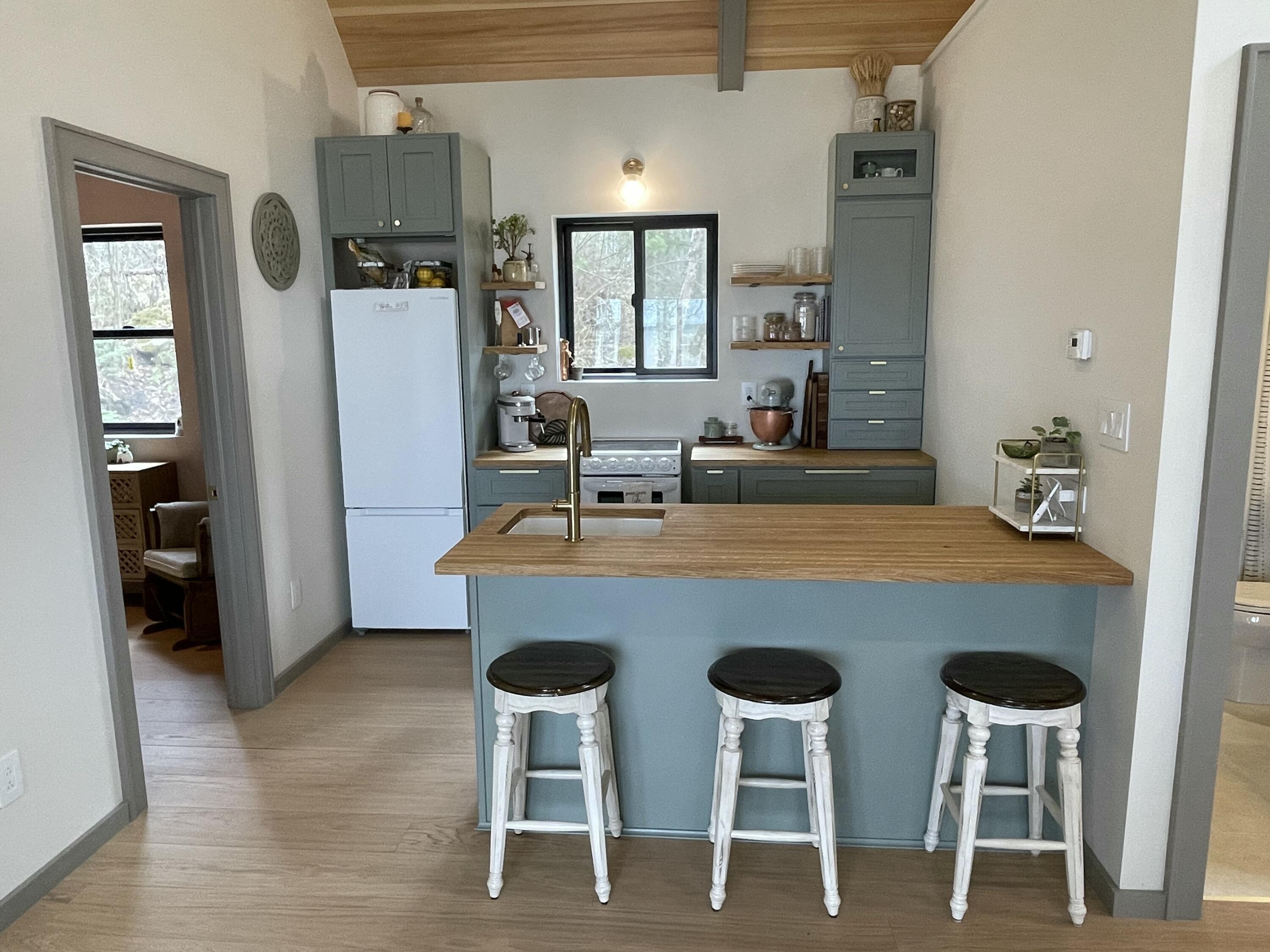Image 4: Kitchen and bar area