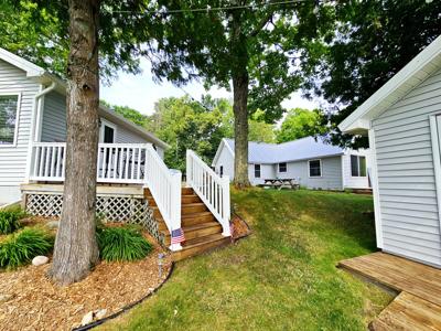 W17553 & 7 E SPRANG RD