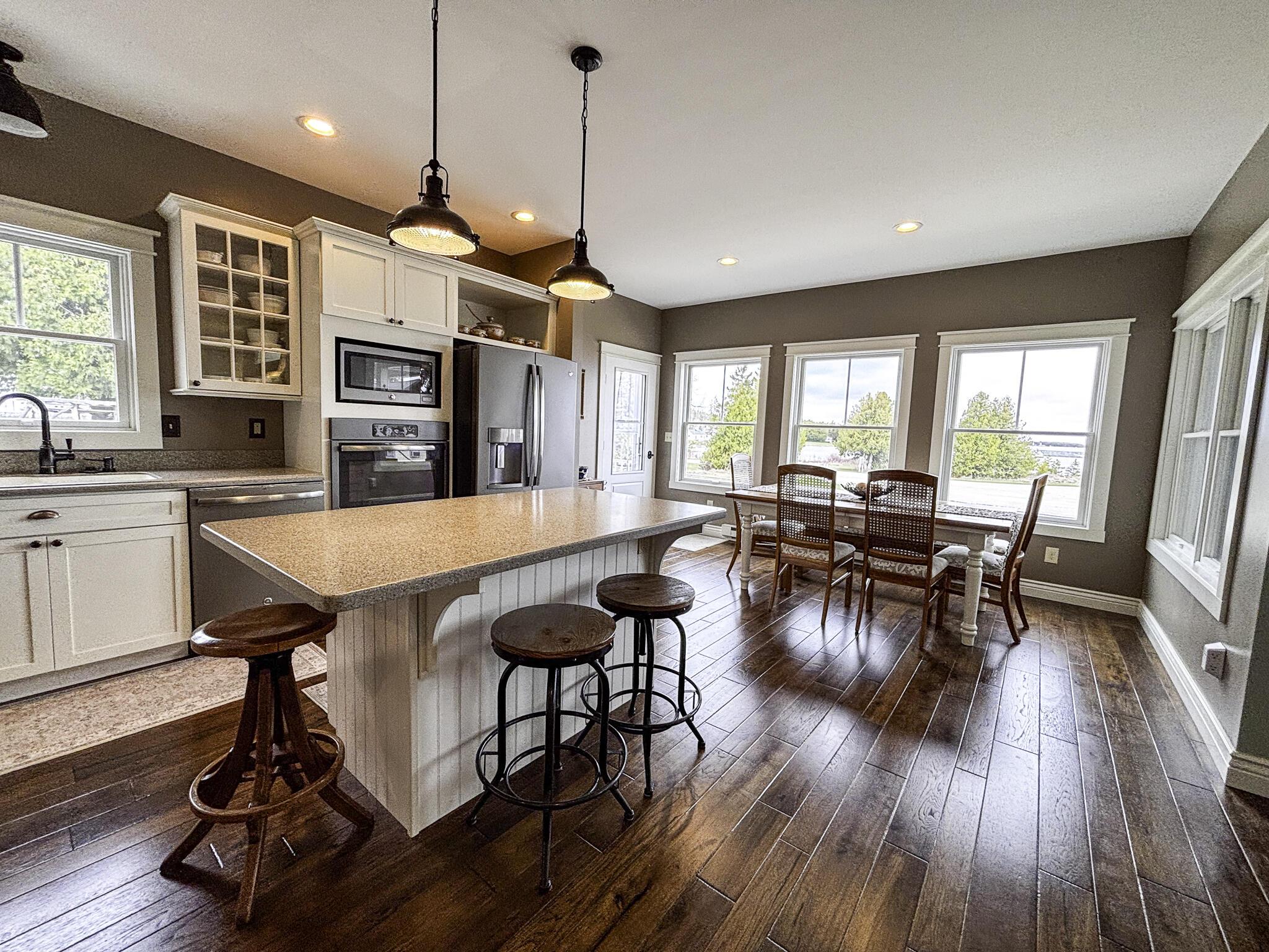 Image 3: SPACIOUS KITCHEN