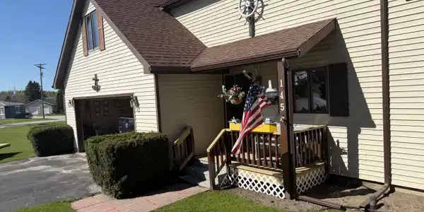 Image 3: Inviting Entry