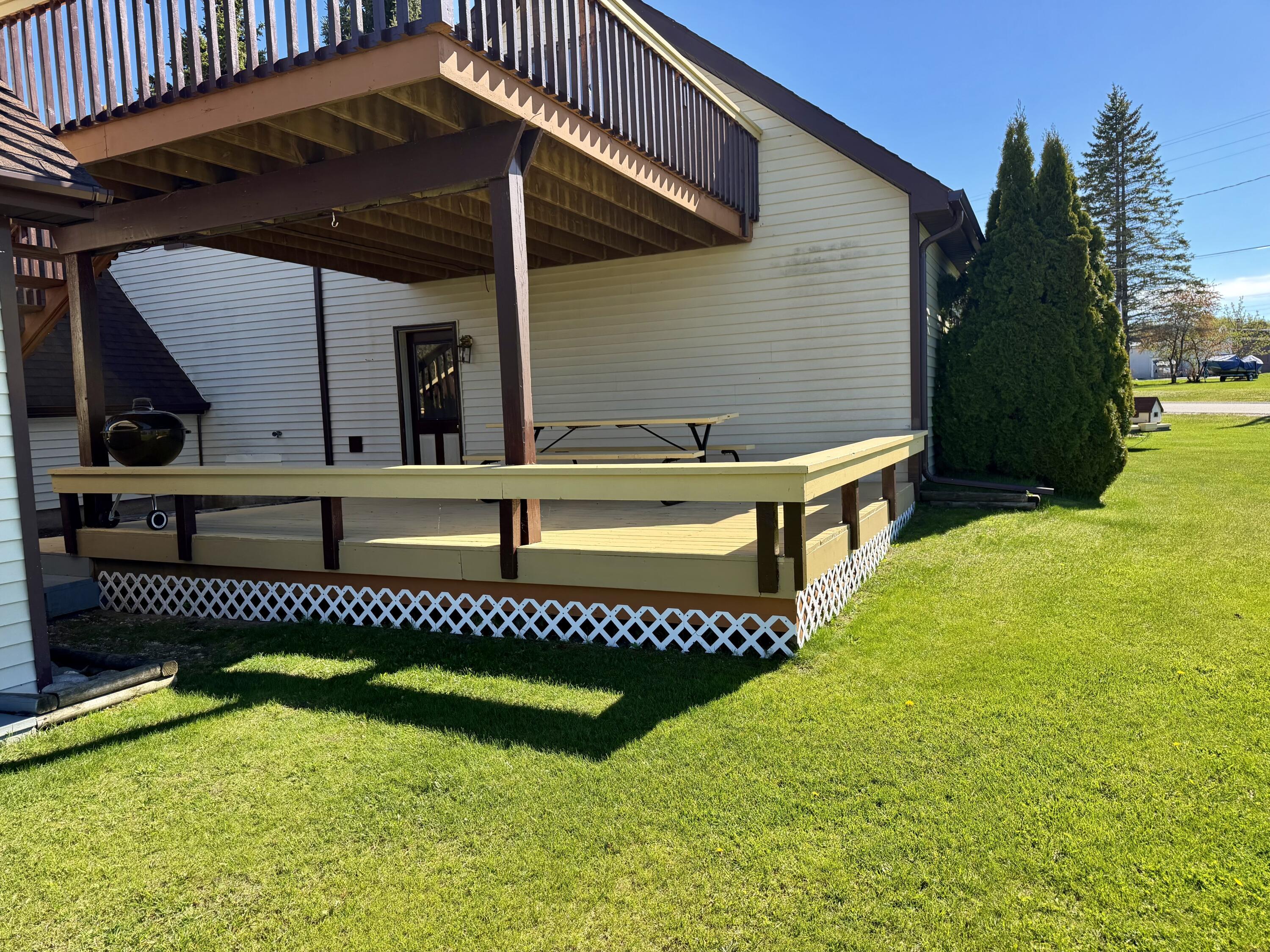 Image 4: Grilling Deck