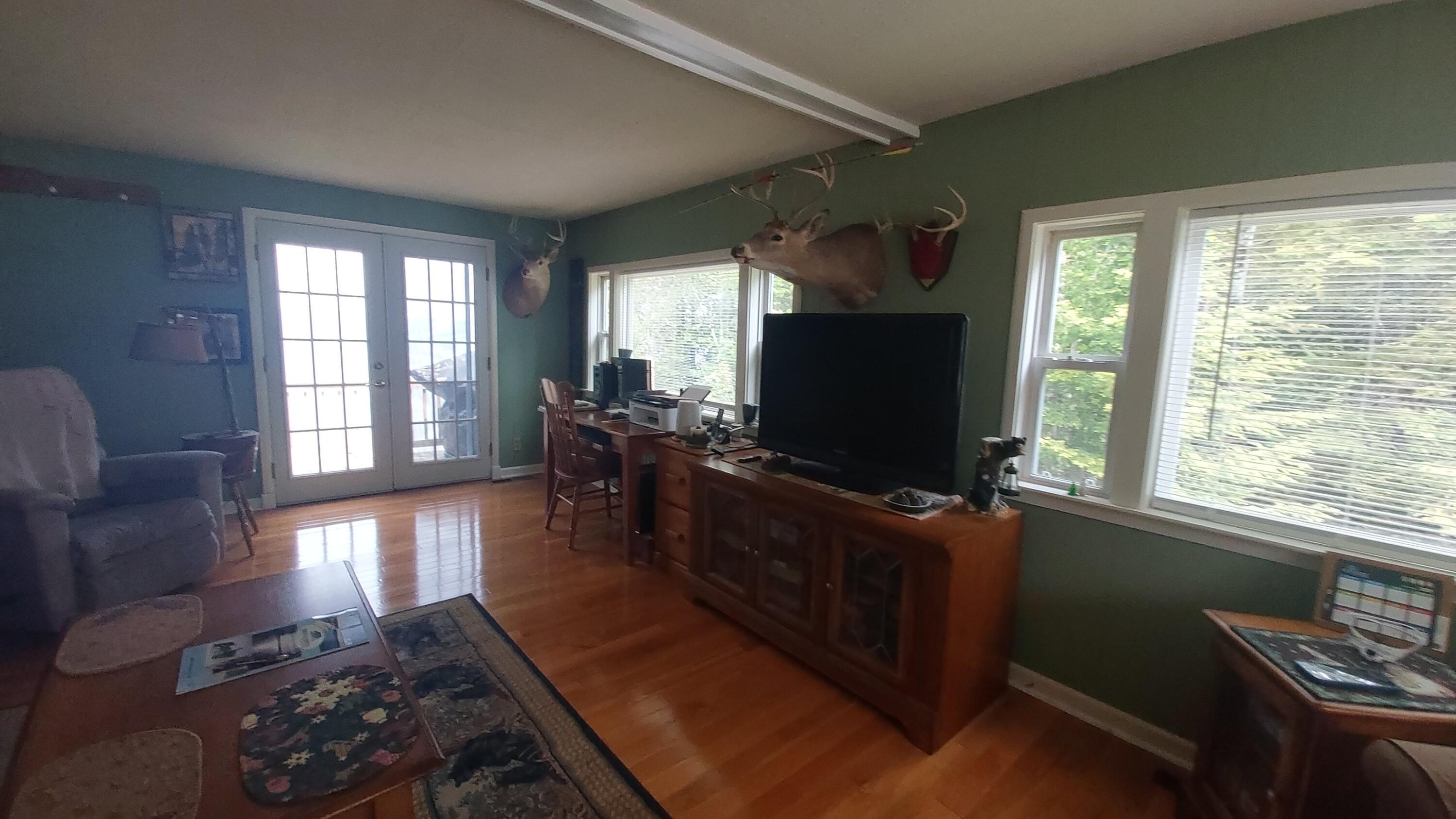 Image 4: Livingroom french doors to the open porc
