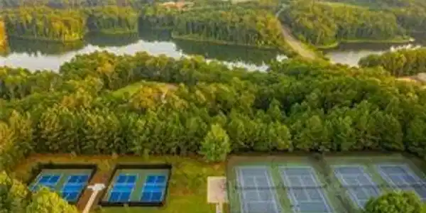 225 Lakeside Place