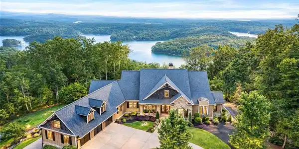 49 Waterside Drive SE