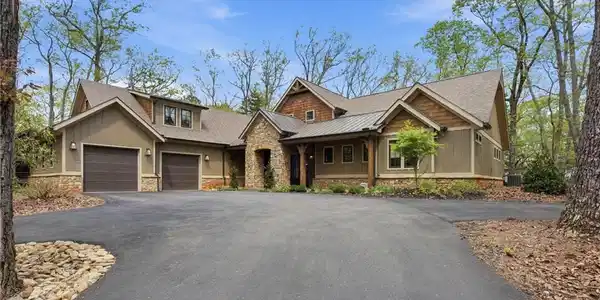 83 Summit Drive W