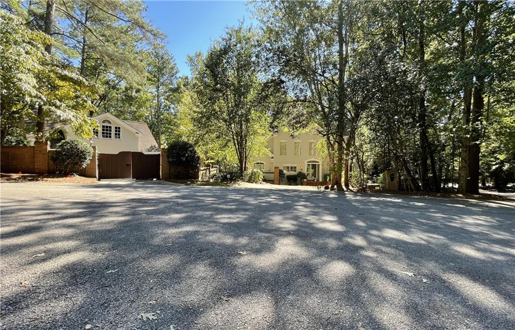6423 Loch Arbor Drive, Flowery Branch, GA lhrmls01817778