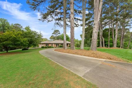 607 E Lake Drive