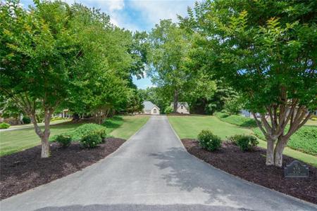 305 Lakeshore Drive