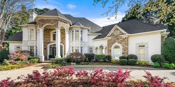 1090 Bay Pointe Crossing