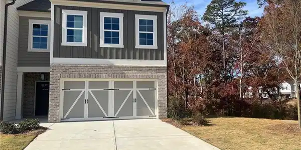 340 Lakeside Court