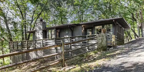 220 Fox Den Circle