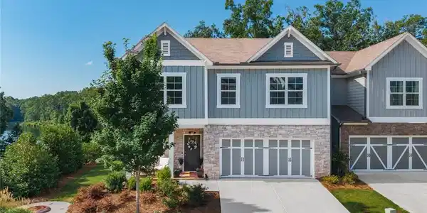 201 Lakeside Place