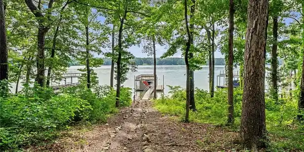 224 Lakeshore Circle SE