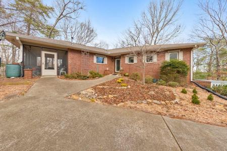 102 Fort Wayne Court