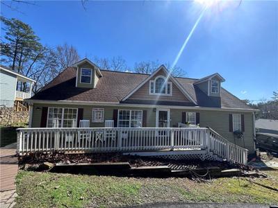 220 Lakeshore Circle SE