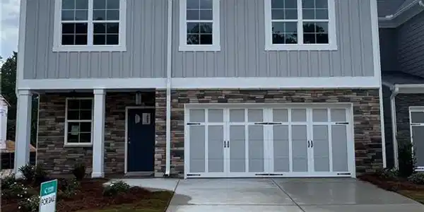 385 Lakeside Court