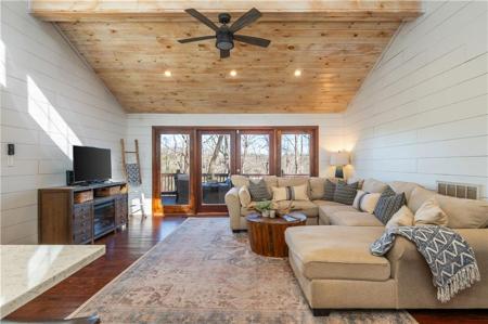 27 Toto Creek Drive E