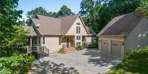 976 Fairway Drive