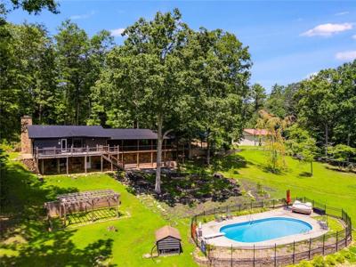 11 Collins Hollow Road