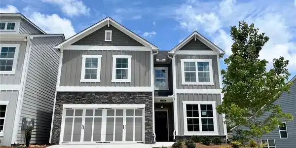 220 Lakeside Place