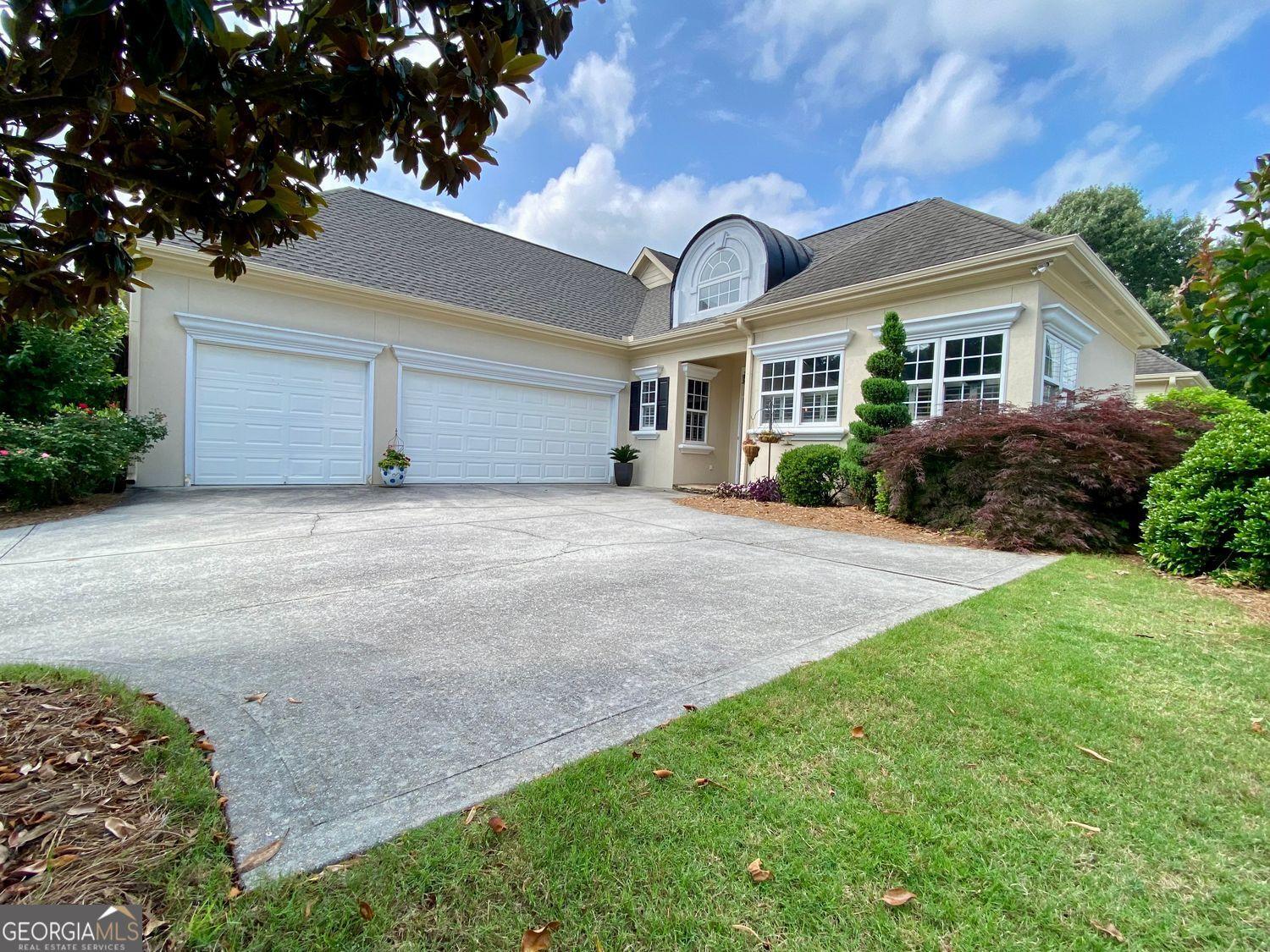 Image 4: Located in Mirror Lake, there is a 3 car garage