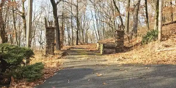 620 620 Panorama Pt