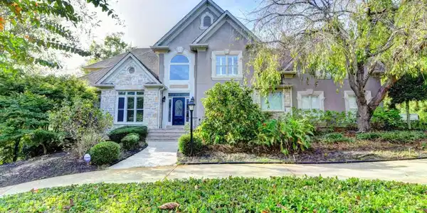 2235 Blackheath Trce