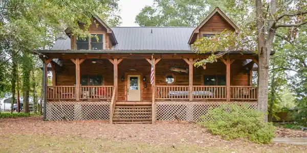 1090 Latham Ln
