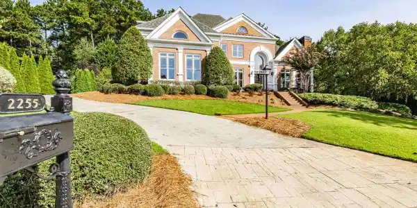2255 Blackheath Trce