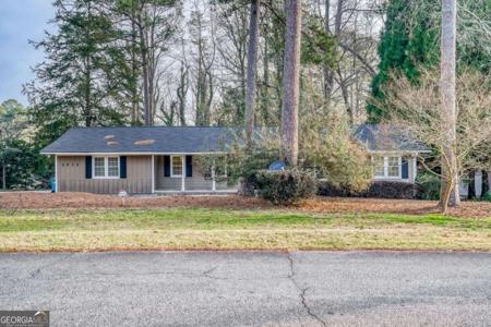 2032 Lake Lucerne Drive SW, Lilburn GA 30047