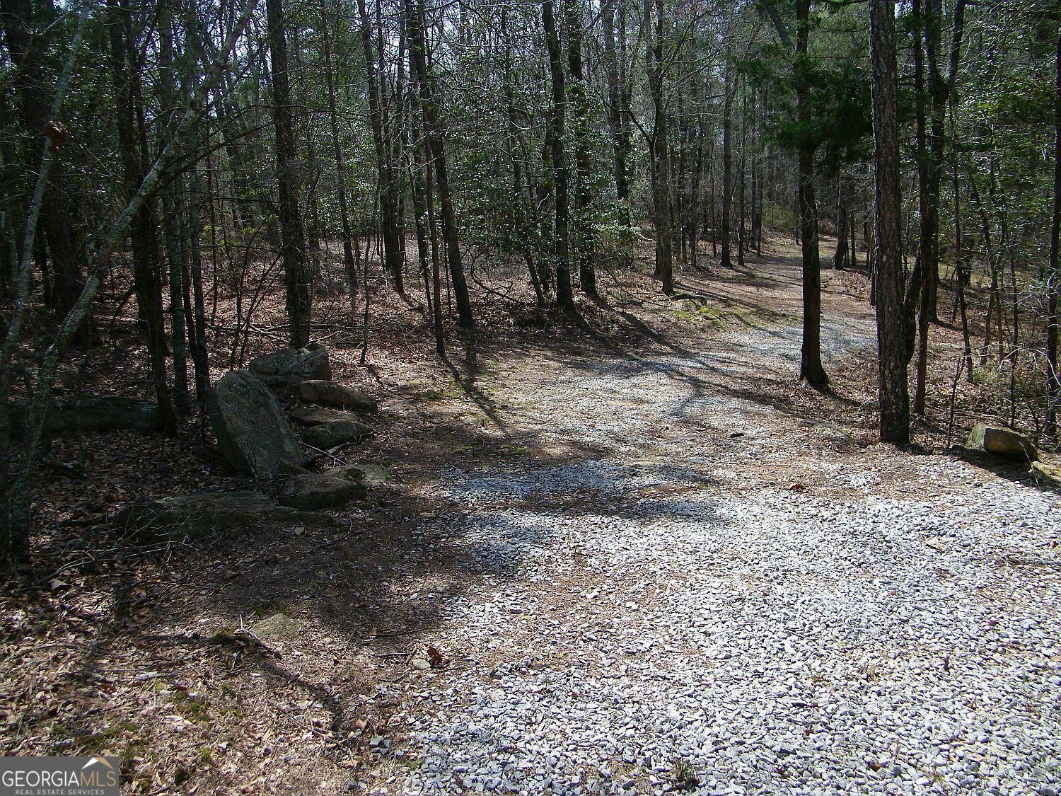 Image 2: Nice, gravel drive