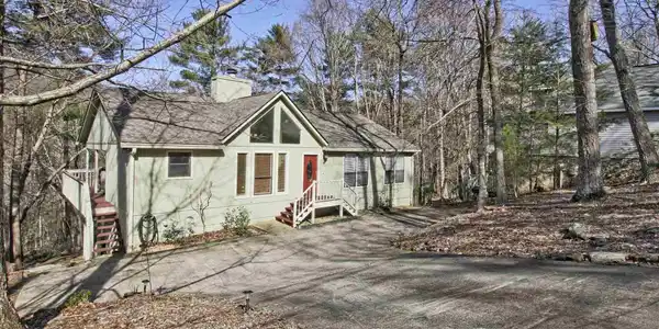 221 Fox Den Cir