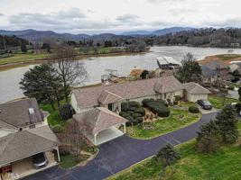 618 Shoreline Dr