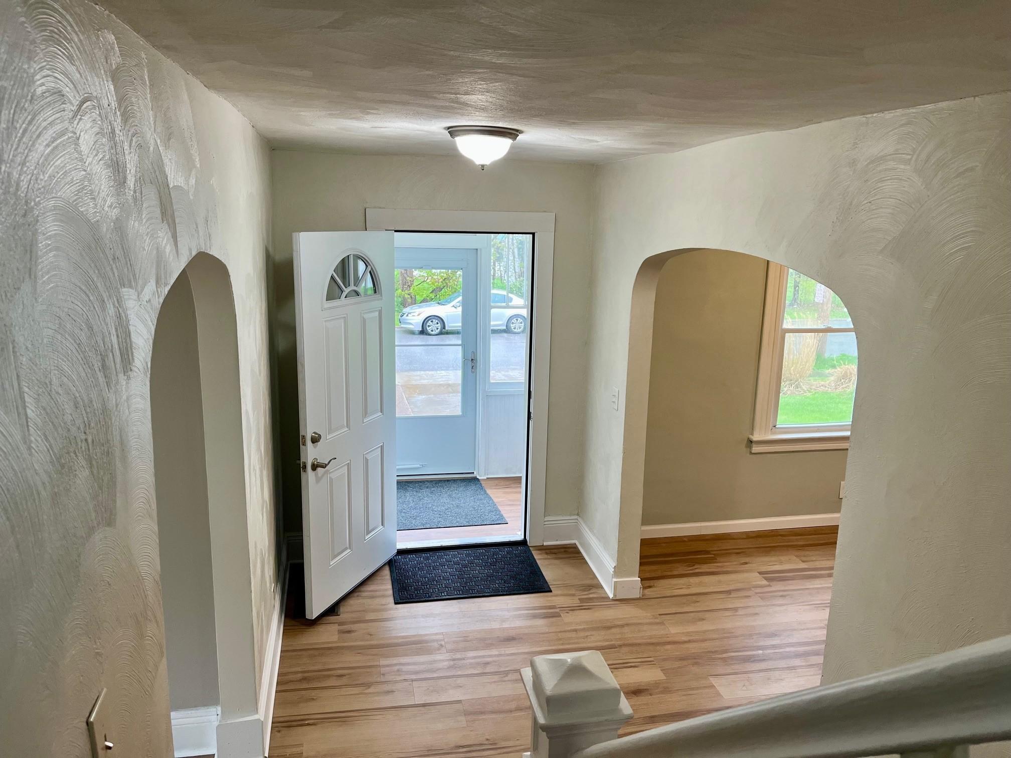Image 3: Large Foyer w/Arched Doorways
