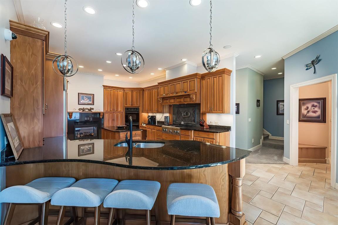 Image 3: Gourmet Chef's Kitchen is complete with Peninsula